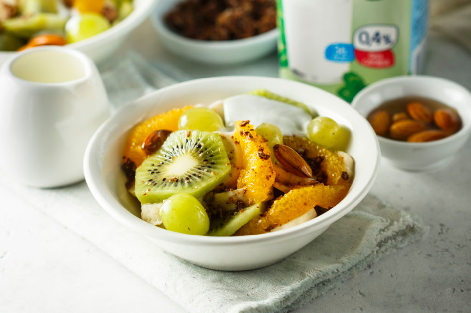 Быстрое и вкусное: рецепт фруктового салата с йогуртом и орехами за 15 минут